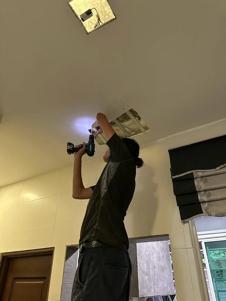 Pro Electrician at work