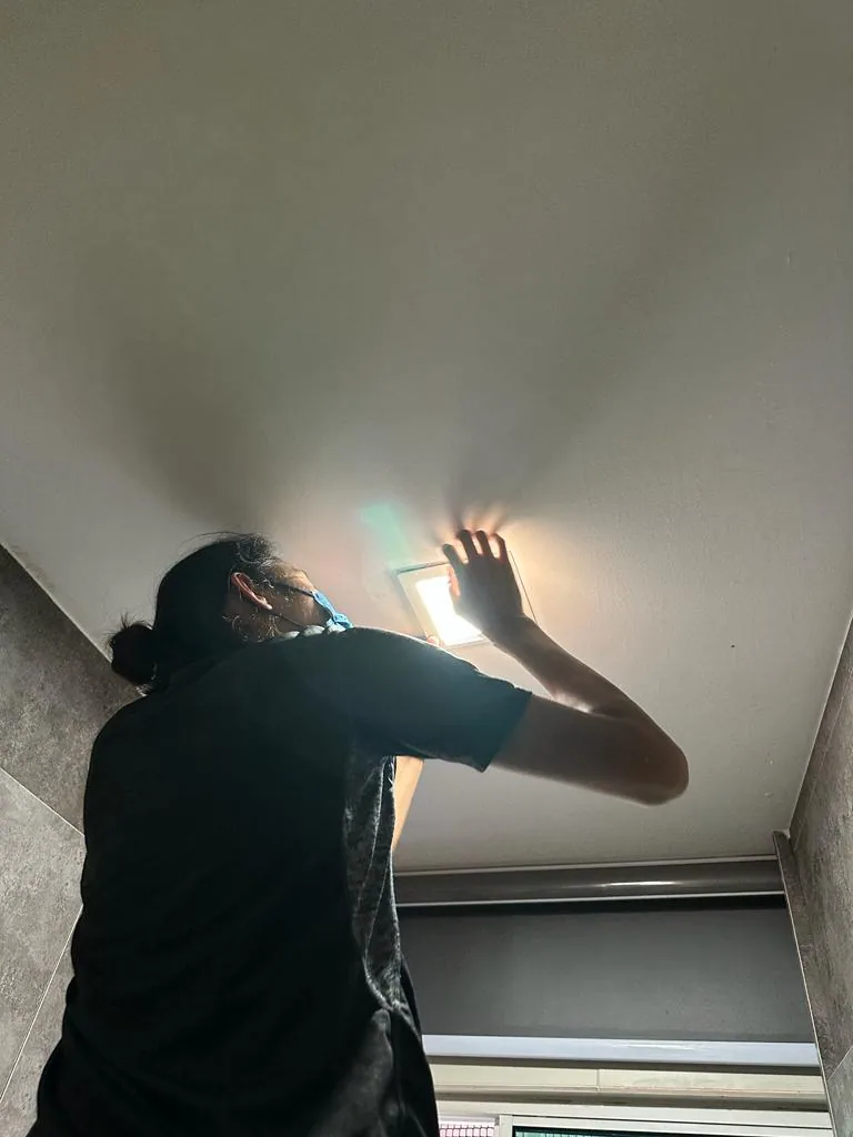 Pro Electrician at work